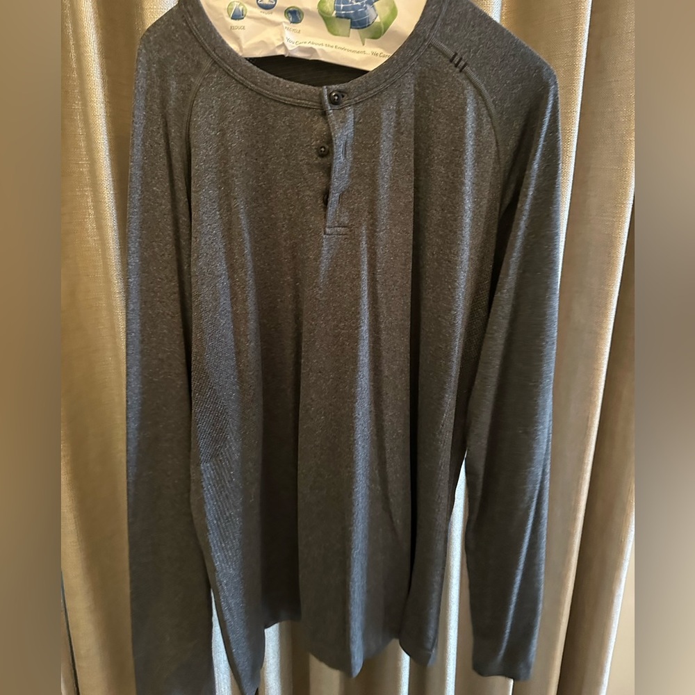 Men’s grey lululemon long sleeve size XL.